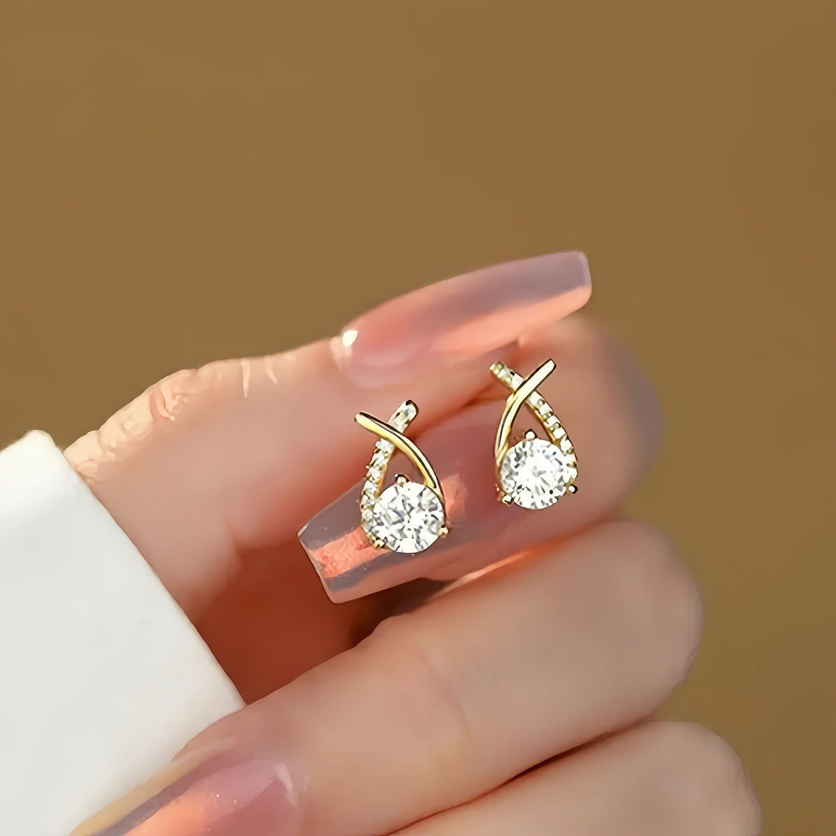 Boucles d'oreilles en puce avec croix dorée et zirconiums