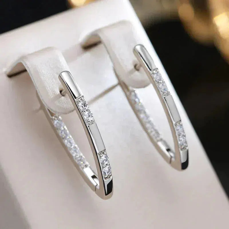 Boucles d'oreilles sophistiquées avec des pierres de zirconia